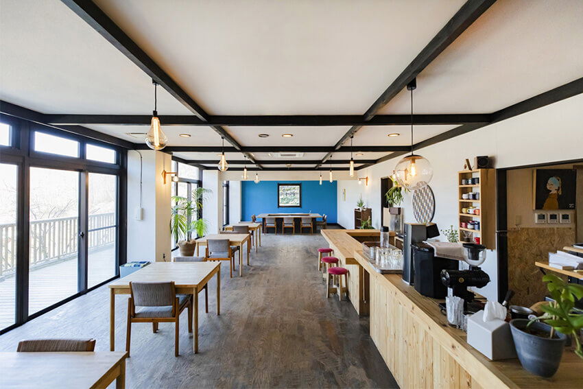 さなざわ㞢テラスオープンスペース_テーブルスペースイメージ